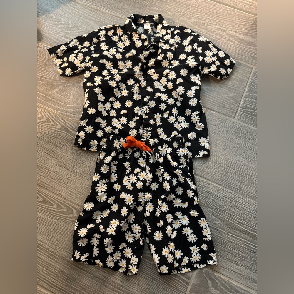 120cm boy’s beach outfit with a beautiful little daisy design. 100% cotton